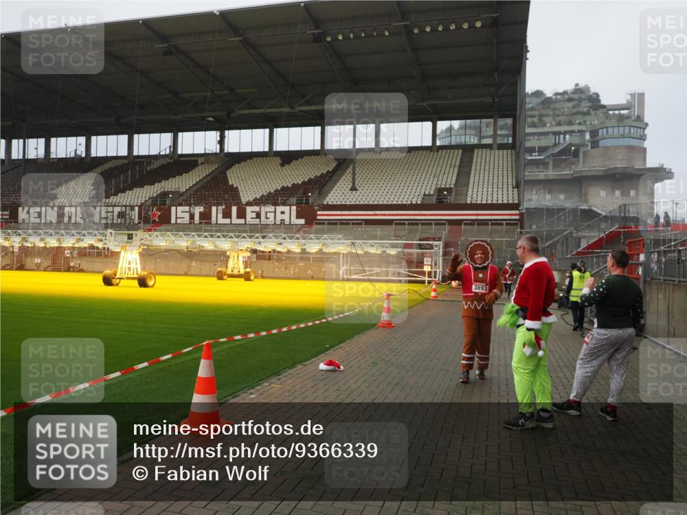 07.12.2025 - St. Pauli X-Mass-Run No. 15 Fabian Wolf http://msf.ph/oto/9366339 07.12.2025 10:19:58 Ziel 2238, 3846, 3871, 3893 meine-sportfotos.de
