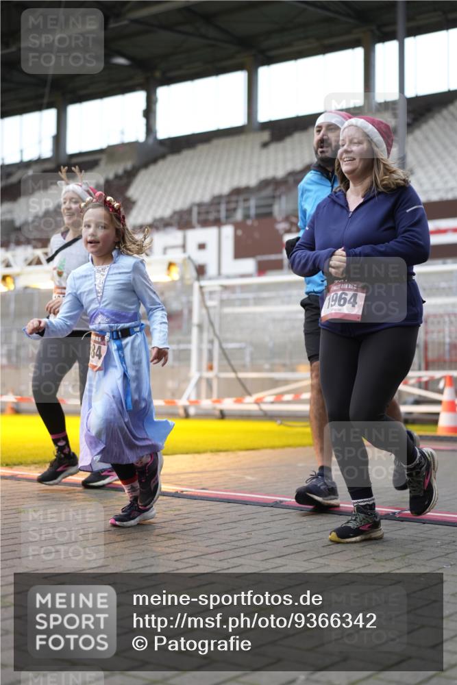 07.12.2025 - St. Pauli X-Mass-Run No. 15 Patografie http://msf.ph/oto/9366342 07.12.2025 10:51:48 Ziel 275, 328, 1964, 1982, 1984, 2165, 2287, 2289, 2553, 2593, 2607, 2836, 2837, 3223, 3228, 4550, 4862 meine-sportfotos.de