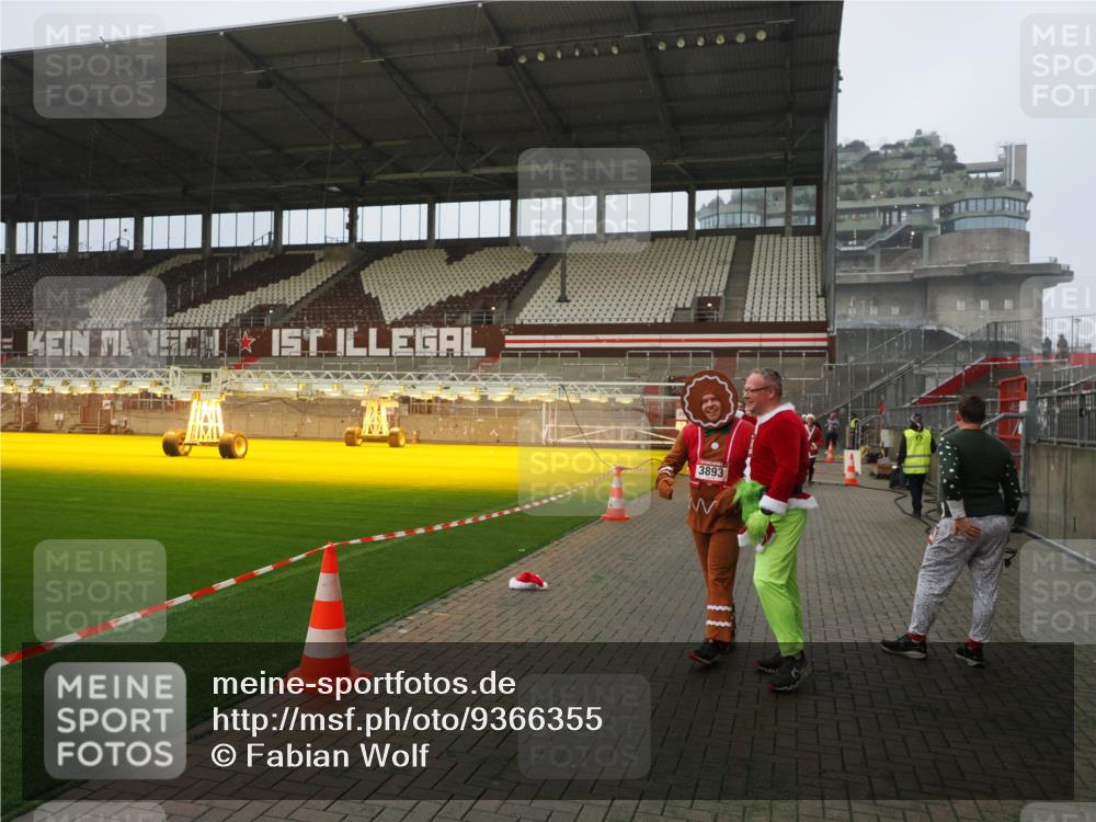 07.12.2025 - St. Pauli X-Mass-Run No. 15 Fabian Wolf http://msf.ph/oto/9366355 07.12.2025 10:19:59 Ziel 1364, 1903, 2238, 2751, 3846, 3871, 3893 meine-sportfotos.de