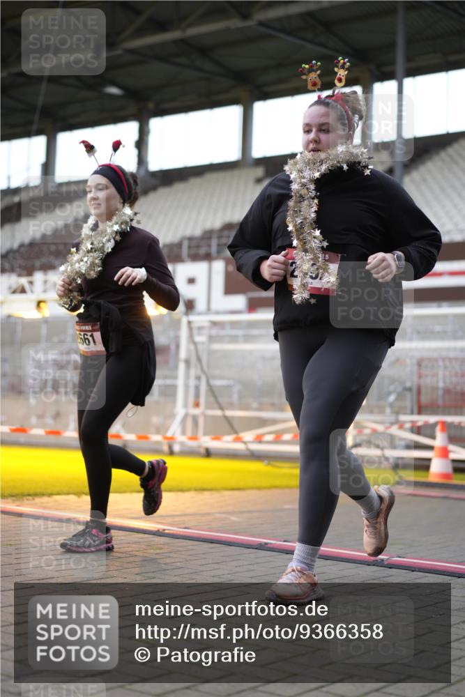 07.12.2025 - St. Pauli X-Mass-Run No. 15 Patografie http://msf.ph/oto/9366358 07.12.2025 10:51:59 Ziel 1964, 1982, 1984, 2165, 2287, 2289, 2592, 2593, 2607, 2661, 2836, 2837, 4550, 4865, 4879, 4880 meine-sportfotos.de
