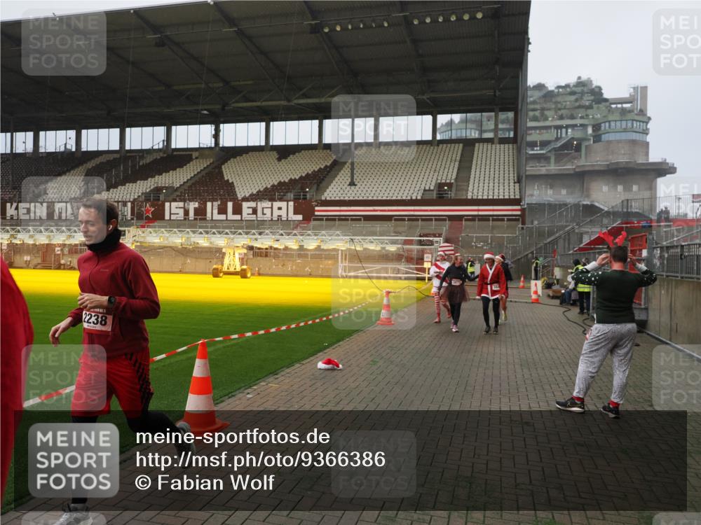 07.12.2025 - St. Pauli X-Mass-Run No. 15 Fabian Wolf http://msf.ph/oto/9366386 07.12.2025 10:20:04 Ziel 1364, 1553, 1903, 2238, 2751, 3846, 3871, 3893, 4042, 4071 meine-sportfotos.de