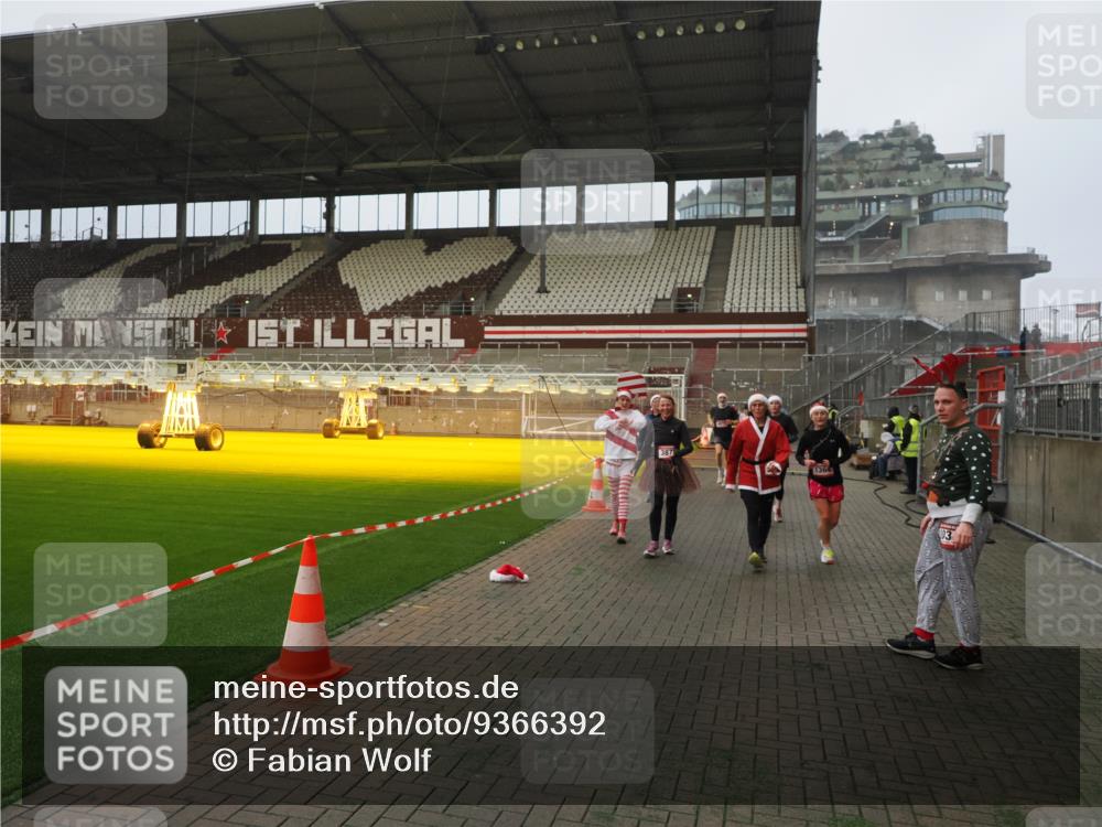 07.12.2025 - St. Pauli X-Mass-Run No. 15 Fabian Wolf http://msf.ph/oto/9366392 07.12.2025 10:20:06 Ziel 459, 1364, 1553, 1903, 2238, 2751, 3846, 3871, 3893, 4042, 4071 meine-sportfotos.de