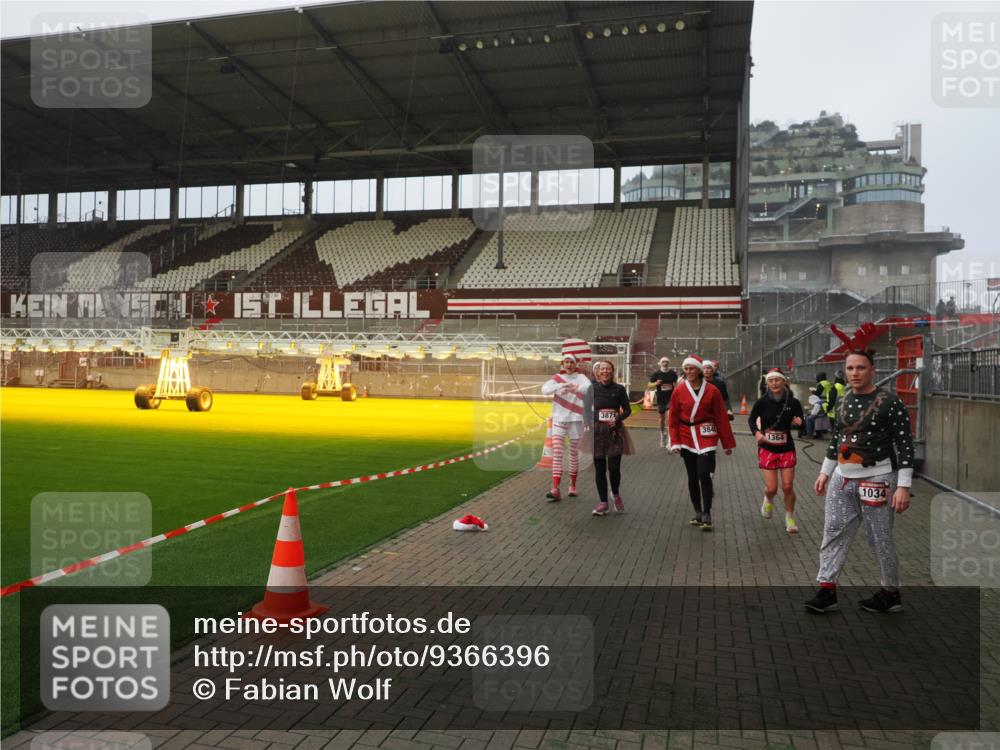 07.12.2025 - St. Pauli X-Mass-Run No. 15 Fabian Wolf http://msf.ph/oto/9366396 07.12.2025 10:20:07 Ziel 459, 1364, 1553, 1903, 2238, 2751, 3846, 3871, 3893, 4042, 4071 meine-sportfotos.de