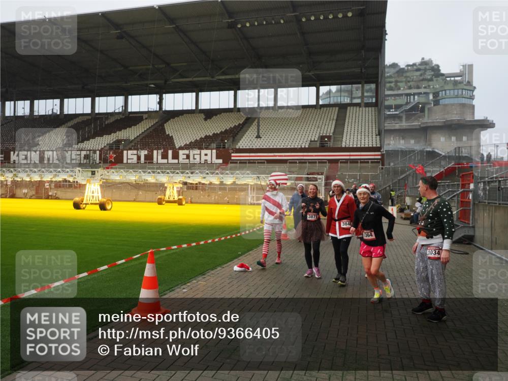 07.12.2025 - St. Pauli X-Mass-Run No. 15 Fabian Wolf http://msf.ph/oto/9366405 07.12.2025 10:20:08 Ziel 459, 1364, 1553, 1903, 2238, 2751, 2855, 3846, 3871, 3893, 4042, 4071, 4503 meine-sportfotos.de