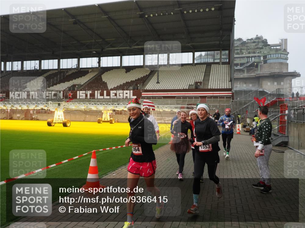 07.12.2025 - St. Pauli X-Mass-Run No. 15 Fabian Wolf http://msf.ph/oto/9366415 07.12.2025 10:20:09 Ziel 459, 1364, 1553, 1903, 2238, 2751, 2855, 3846, 3871, 3893, 4042, 4071, 4503 meine-sportfotos.de