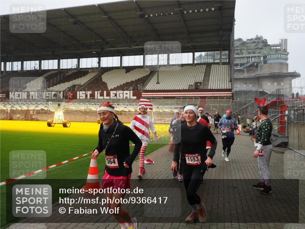 07.12.2025 - St. Pauli X-Mass-Run No. 15 Fabian Wolf http://msf.ph/oto/9366417 07.12.2025 10:20:09 Ziel 459, 1364, 1553, 1903, 2238, 2751, 2855, 3846, 3871, 3893, 4042, 4071, 4503 meine-sportfotos.de