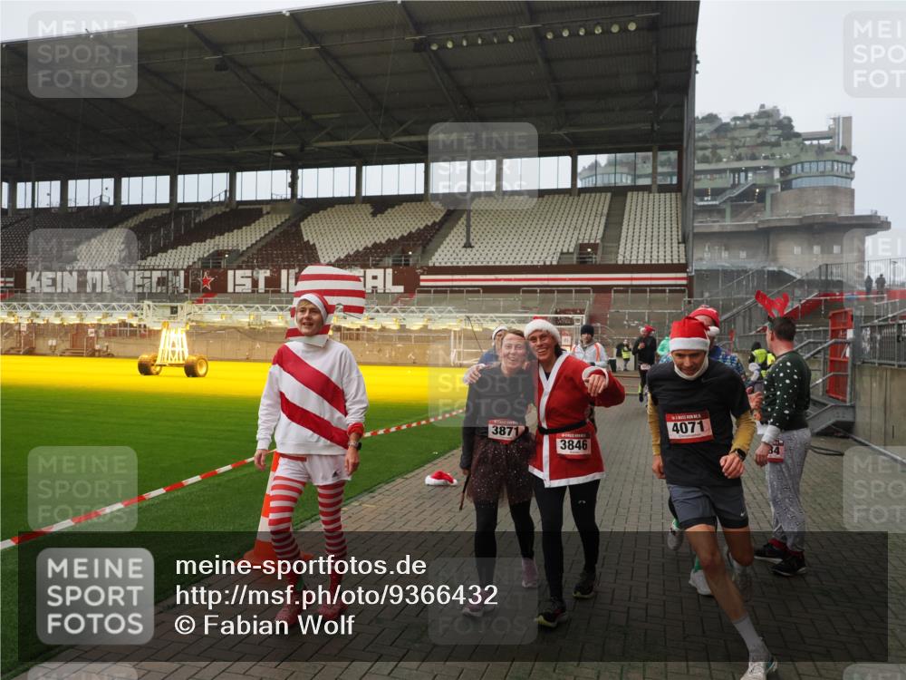07.12.2025 - St. Pauli X-Mass-Run No. 15 Fabian Wolf http://msf.ph/oto/9366432 07.12.2025 10:20:10 Ziel 459, 1364, 1553, 1903, 2238, 2751, 2855, 3846, 3871, 3893, 4042, 4071, 4503 meine-sportfotos.de