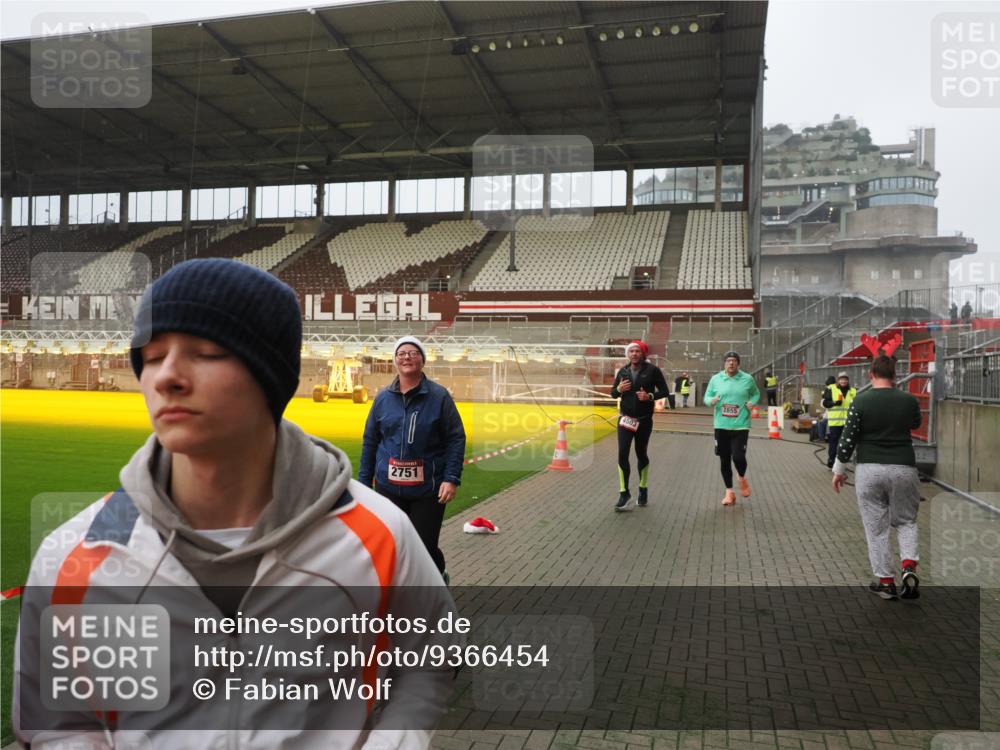 07.12.2025 - St. Pauli X-Mass-Run No. 15 Fabian Wolf http://msf.ph/oto/9366454 07.12.2025 10:20:13 Ziel 459, 1364, 1553, 1903, 2238, 2751, 2855, 3846, 3871, 4042, 4071, 4503 meine-sportfotos.de