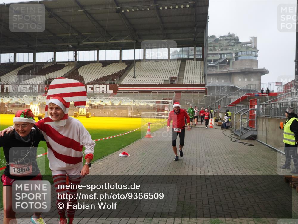 07.12.2025 - St. Pauli X-Mass-Run No. 15 Fabian Wolf http://msf.ph/oto/9366509 07.12.2025 10:20:22 Ziel 447, 452, 459, 461, 478, 1553, 2187, 2855, 3473, 3832, 4042, 4071, 4116, 4503, 4523 meine-sportfotos.de