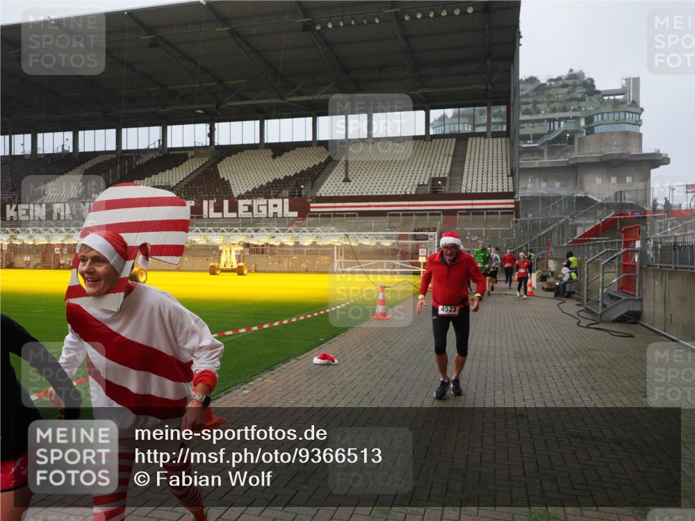 07.12.2025 - St. Pauli X-Mass-Run No. 15 Fabian Wolf http://msf.ph/oto/9366513 07.12.2025 10:20:23 Ziel 447, 452, 459, 461, 478, 2187, 2855, 3473, 3832, 4042, 4071, 4116, 4503, 4523 meine-sportfotos.de