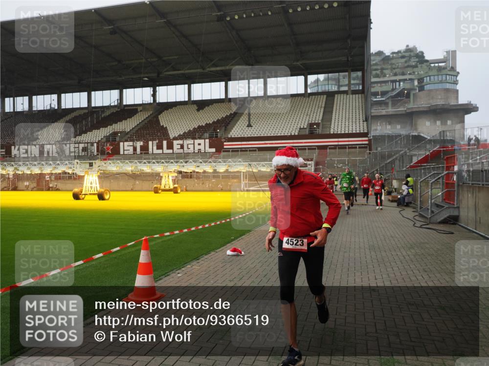 07.12.2025 - St. Pauli X-Mass-Run No. 15 Fabian Wolf http://msf.ph/oto/9366519 07.12.2025 10:20:23 Ziel 447, 452, 459, 461, 478, 2187, 2855, 3473, 3832, 4042, 4071, 4116, 4503, 4523 meine-sportfotos.de