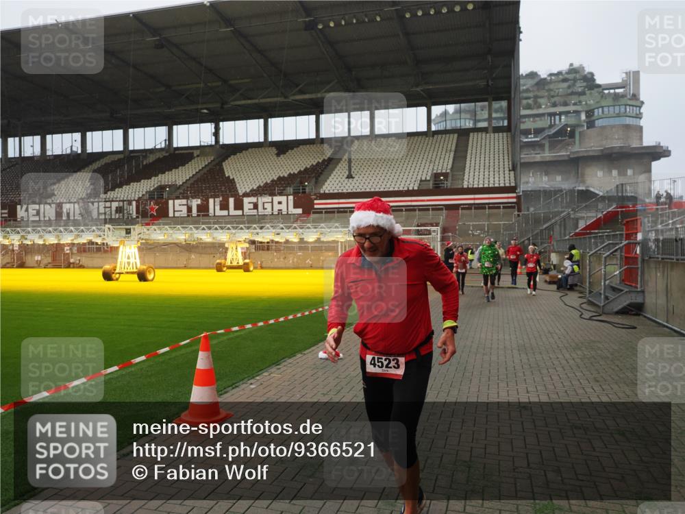07.12.2025 - St. Pauli X-Mass-Run No. 15 Fabian Wolf http://msf.ph/oto/9366521 07.12.2025 10:20:24 Ziel 447, 452, 459, 461, 478, 2187, 2855, 3473, 3832, 4116, 4503, 4523 meine-sportfotos.de
