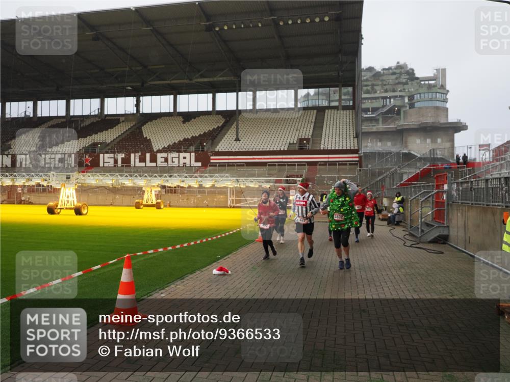 07.12.2025 - St. Pauli X-Mass-Run No. 15 Fabian Wolf http://msf.ph/oto/9366533 07.12.2025 10:20:27 Ziel 447, 452, 461, 478, 2187, 2855, 3473, 3832, 4116, 4490, 4503, 4523 meine-sportfotos.de