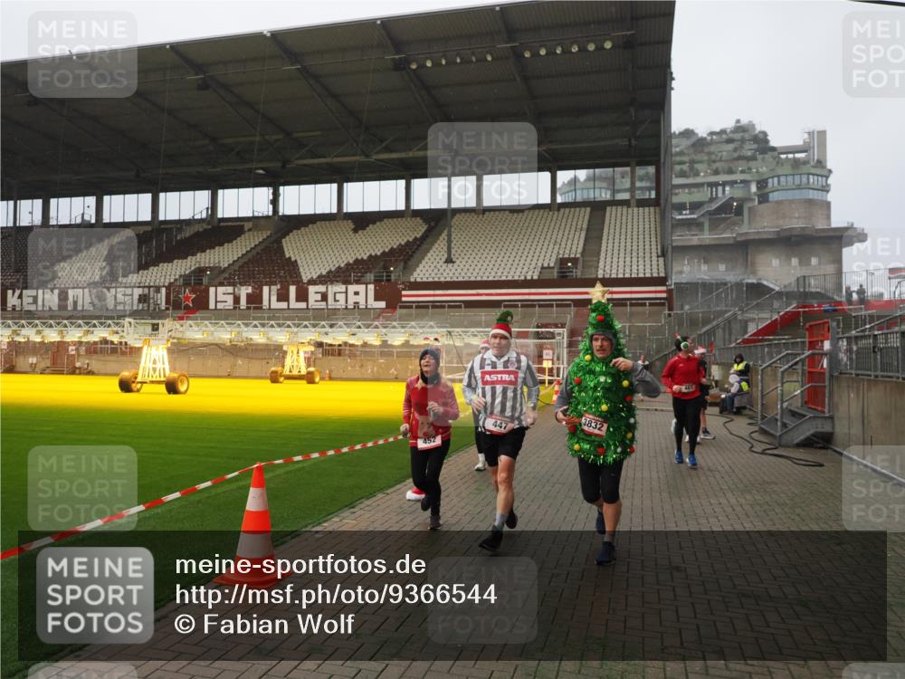07.12.2025 - St. Pauli X-Mass-Run No. 15 Fabian Wolf http://msf.ph/oto/9366544 07.12.2025 10:20:28 Ziel 447, 452, 461, 478, 2187, 2855, 3473, 3832, 4116, 4490, 4503, 4523 meine-sportfotos.de