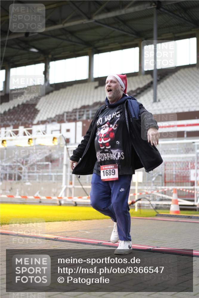 07.12.2025 - St. Pauli X-Mass-Run No. 15 Patografie http://msf.ph/oto/9366547 07.12.2025 10:55:05 Ziel 1393, 1689 meine-sportfotos.de