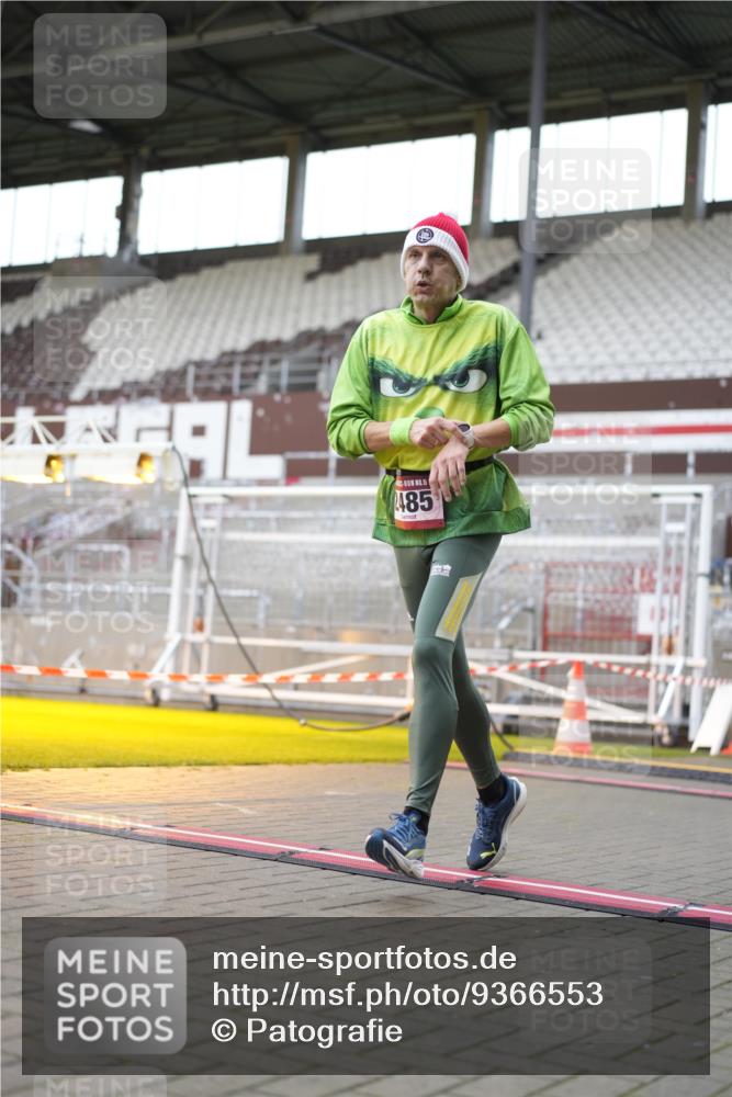 07.12.2025 - St. Pauli X-Mass-Run No. 15 Patografie http://msf.ph/oto/9366553 07.12.2025 10:55:48 Ziel 2485 meine-sportfotos.de