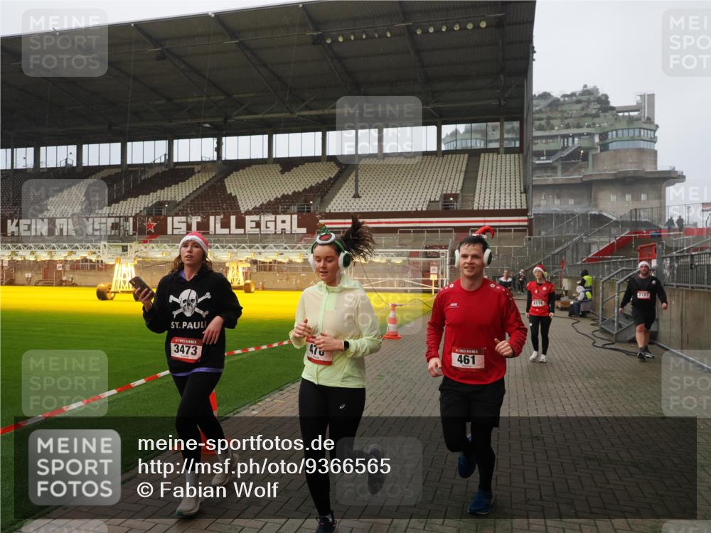 07.12.2025 - St. Pauli X-Mass-Run No. 15 Fabian Wolf http://msf.ph/oto/9366565 07.12.2025 10:20:30 Ziel 447, 452, 461, 478, 2187, 3473, 3832, 4116, 4490, 4523 meine-sportfotos.de