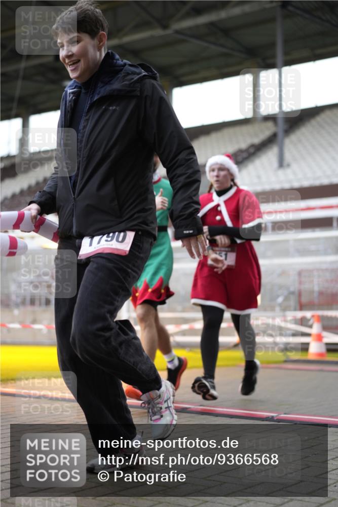 07.12.2025 - St. Pauli X-Mass-Run No. 15 Patografie http://msf.ph/oto/9366568 07.12.2025 10:56:10 Ziel 951, 955, 1790, 1793, 4493 meine-sportfotos.de