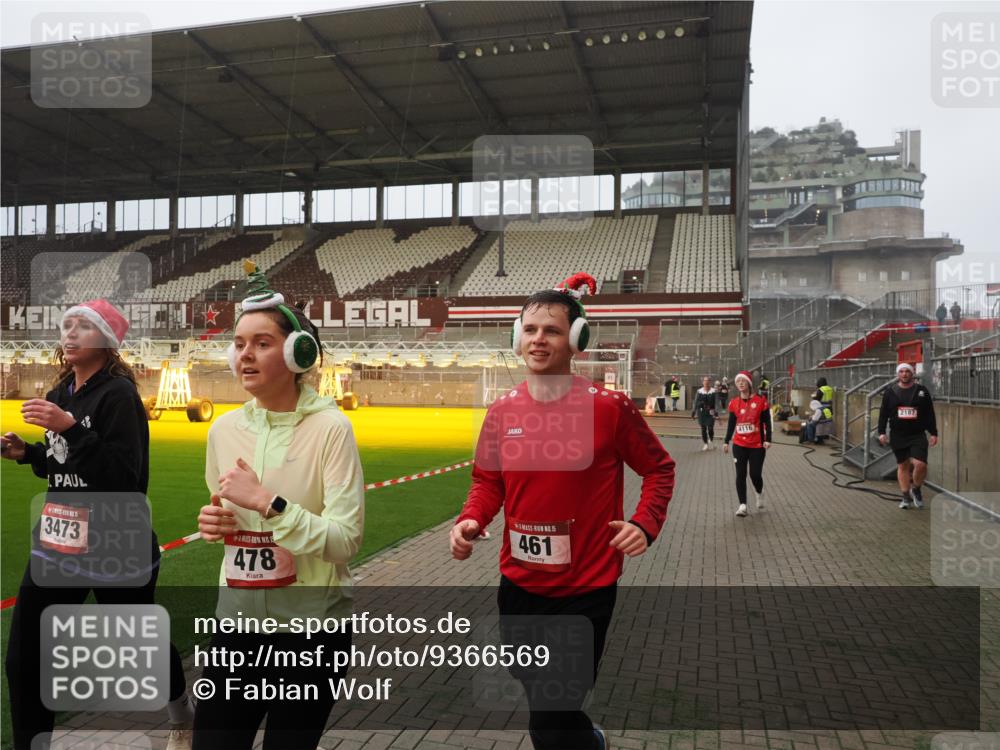 07.12.2025 - St. Pauli X-Mass-Run No. 15 Fabian Wolf http://msf.ph/oto/9366569 07.12.2025 10:20:30 Ziel 447, 452, 461, 478, 2187, 3473, 3832, 4116, 4490, 4523 meine-sportfotos.de