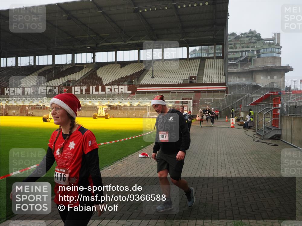 07.12.2025 - St. Pauli X-Mass-Run No. 15 Fabian Wolf http://msf.ph/oto/9366588 07.12.2025 10:20:36 Ziel 447, 452, 461, 478, 1016, 1076, 1466, 2187, 3473, 3832, 4116, 4490, 4517 meine-sportfotos.de