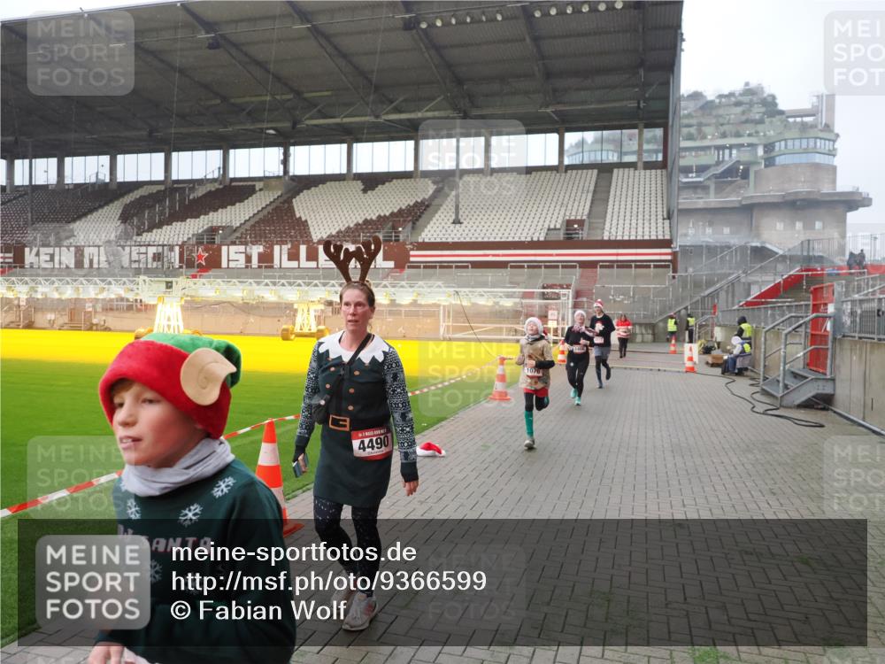 07.12.2025 - St. Pauli X-Mass-Run No. 15 Fabian Wolf http://msf.ph/oto/9366599 07.12.2025 10:20:39 Ziel 392, 447, 452, 461, 478, 1016, 1076, 1466, 2187, 3473, 3832, 4490, 4517 meine-sportfotos.de