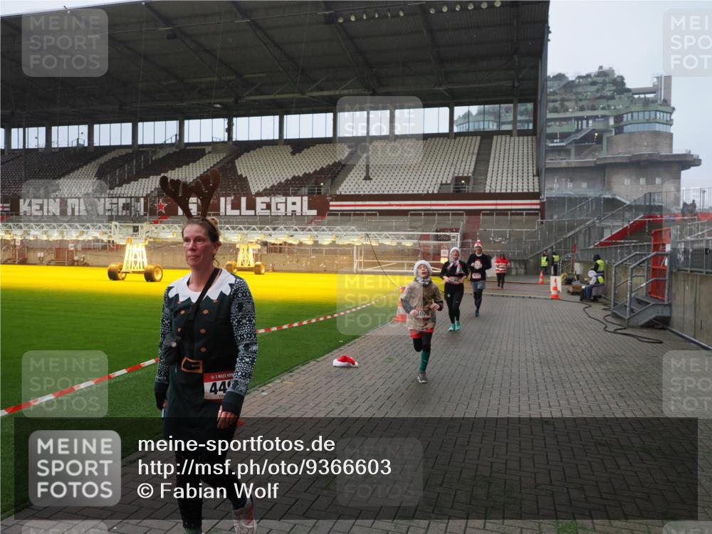07.12.2025 - St. Pauli X-Mass-Run No. 15 Fabian Wolf http://msf.ph/oto/9366603 07.12.2025 10:20:40 Ziel 392, 447, 452, 461, 478, 1016, 1076, 1466, 2187, 3473, 3832, 4490, 4517 meine-sportfotos.de