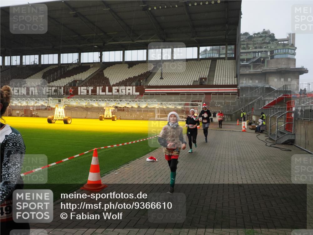 07.12.2025 - St. Pauli X-Mass-Run No. 15 Fabian Wolf http://msf.ph/oto/9366610 07.12.2025 10:20:40 Ziel 392, 447, 452, 461, 478, 1016, 1076, 1466, 2187, 3473, 3832, 4490, 4517 meine-sportfotos.de
