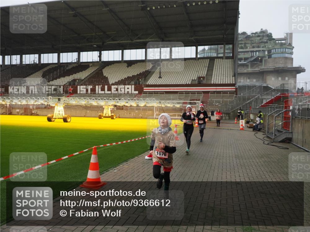 07.12.2025 - St. Pauli X-Mass-Run No. 15 Fabian Wolf http://msf.ph/oto/9366612 07.12.2025 10:20:40 Ziel 392, 447, 452, 461, 478, 1016, 1076, 1466, 2187, 3473, 3832, 4490, 4517 meine-sportfotos.de