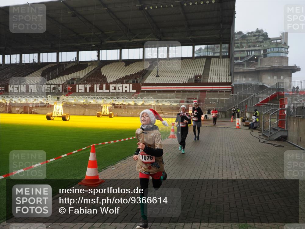 07.12.2025 - St. Pauli X-Mass-Run No. 15 Fabian Wolf http://msf.ph/oto/9366614 07.12.2025 10:20:41 Ziel 392, 447, 452, 461, 478, 1016, 1076, 1466, 2187, 3473, 4490, 4517 meine-sportfotos.de