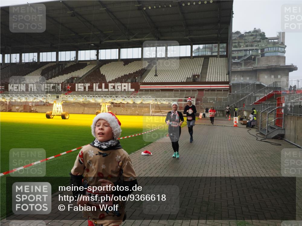 07.12.2025 - St. Pauli X-Mass-Run No. 15 Fabian Wolf http://msf.ph/oto/9366618 07.12.2025 10:20:41 Ziel 392, 447, 452, 461, 478, 1016, 1076, 1466, 2187, 3473, 4490, 4517 meine-sportfotos.de