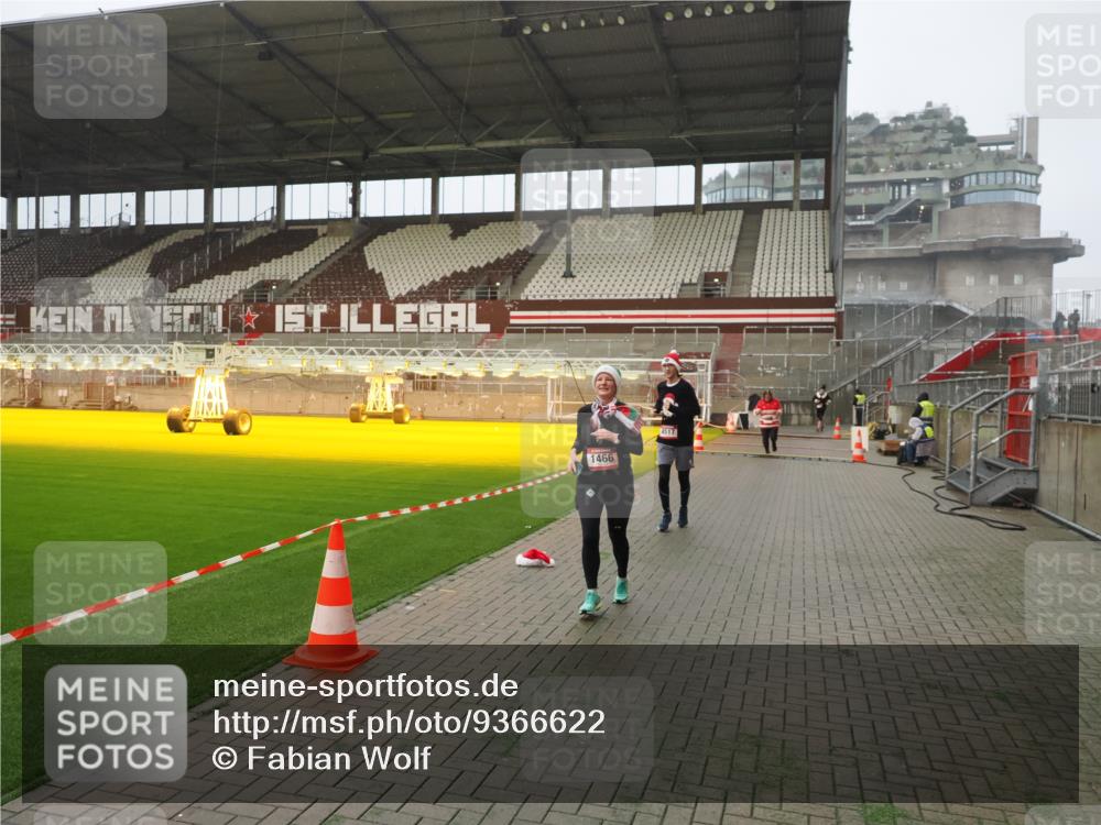 07.12.2025 - St. Pauli X-Mass-Run No. 15 Fabian Wolf http://msf.ph/oto/9366622 07.12.2025 10:20:41 Ziel 392, 447, 452, 461, 478, 1016, 1076, 1466, 2187, 3473, 4490, 4517 meine-sportfotos.de