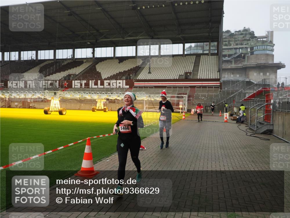 07.12.2025 - St. Pauli X-Mass-Run No. 15 Fabian Wolf http://msf.ph/oto/9366629 07.12.2025 10:20:42 Ziel 392, 461, 478, 1016, 1076, 1466, 2187, 4490, 4517 meine-sportfotos.de