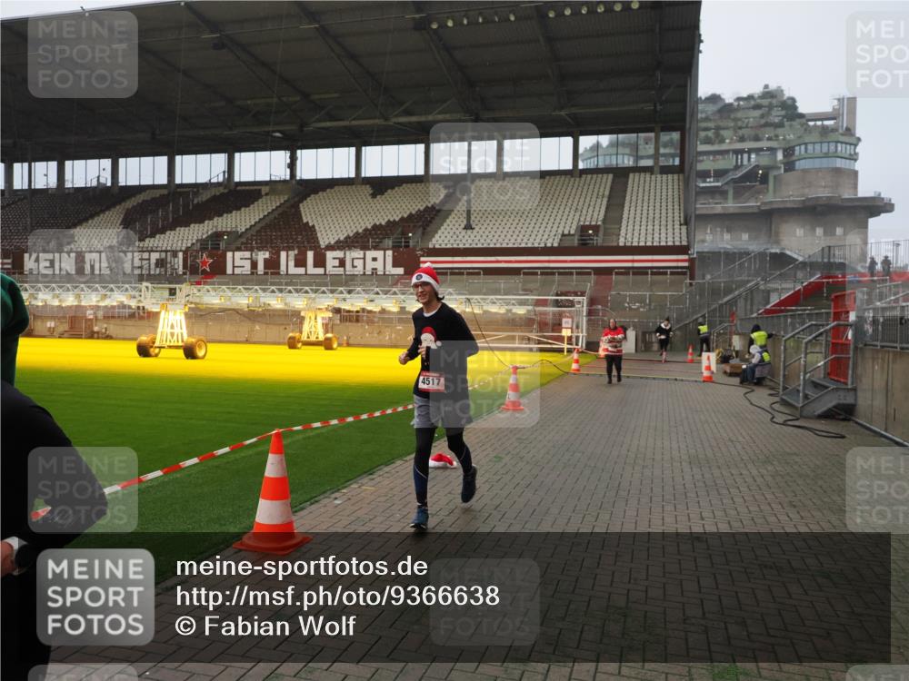 07.12.2025 - St. Pauli X-Mass-Run No. 15 Fabian Wolf http://msf.ph/oto/9366638 07.12.2025 10:20:43 Ziel 392, 1016, 1076, 1466, 4490, 4517 meine-sportfotos.de