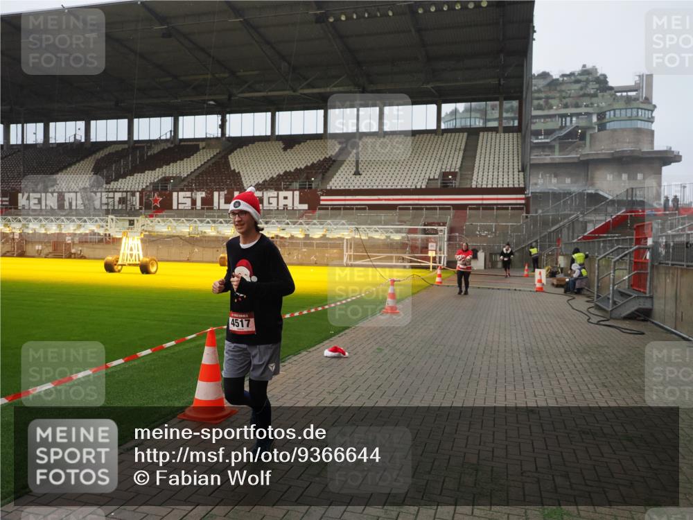 07.12.2025 - St. Pauli X-Mass-Run No. 15 Fabian Wolf http://msf.ph/oto/9366644 07.12.2025 10:20:44 Ziel 392, 1016, 1076, 1466, 4490, 4517 meine-sportfotos.de
