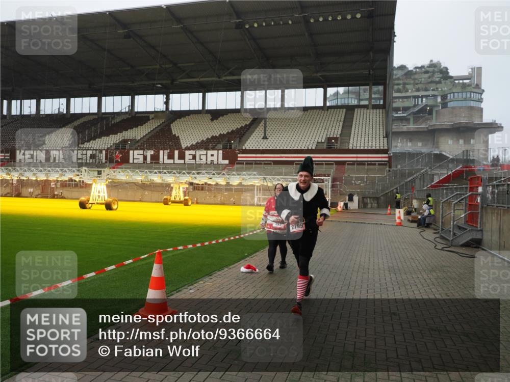 07.12.2025 - St. Pauli X-Mass-Run No. 15 Fabian Wolf http://msf.ph/oto/9366664 07.12.2025 10:20:52 Ziel 392, 1016, 1076, 1466, 2799, 4517 meine-sportfotos.de