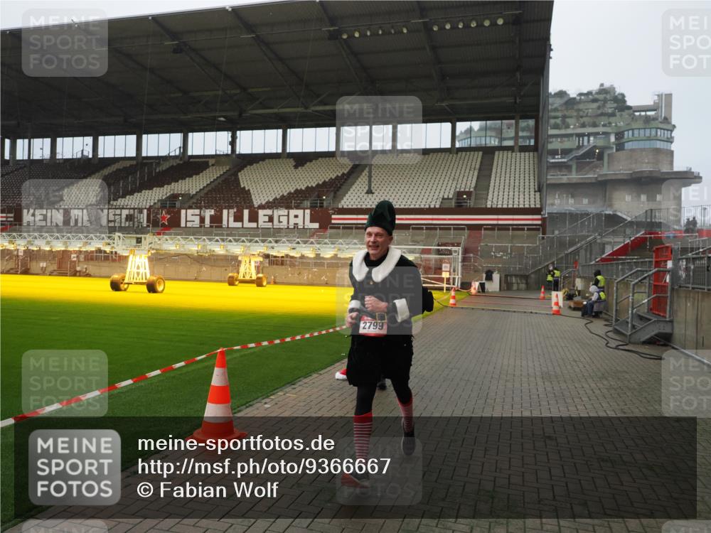 07.12.2025 - St. Pauli X-Mass-Run No. 15 Fabian Wolf http://msf.ph/oto/9366667 07.12.2025 10:20:52 Ziel 392, 1016, 1076, 1466, 2799, 4517 meine-sportfotos.de