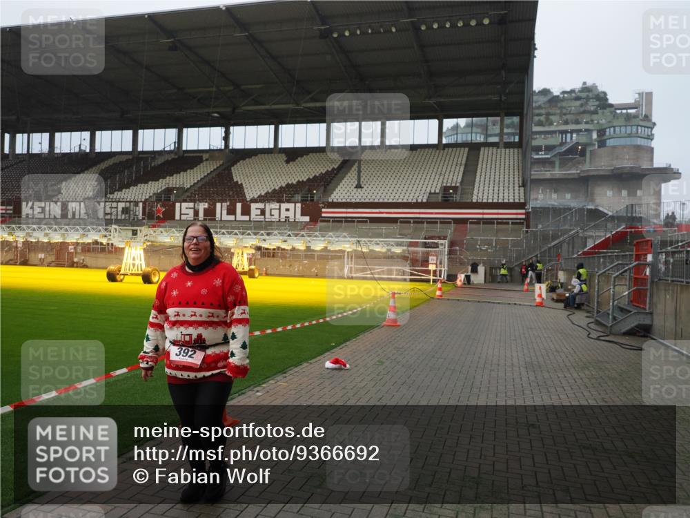 07.12.2025 - St. Pauli X-Mass-Run No. 15 Fabian Wolf http://msf.ph/oto/9366692 07.12.2025 10:20:55 Ziel 392, 2799, 4517 meine-sportfotos.de