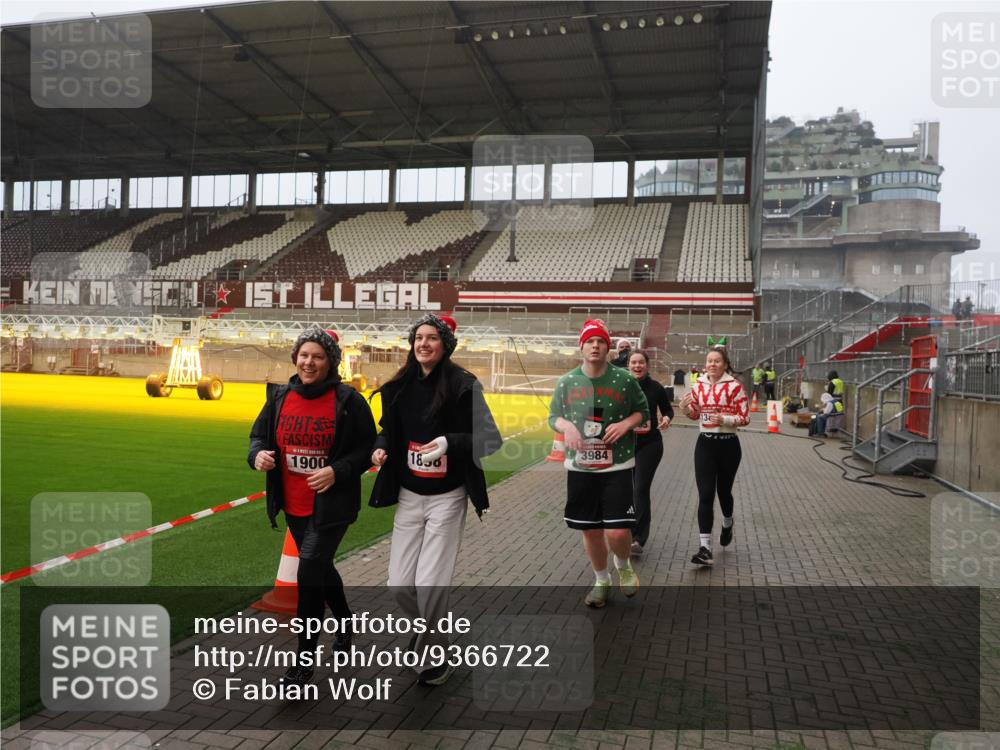 07.12.2025 - St. Pauli X-Mass-Run No. 15 Fabian Wolf http://msf.ph/oto/9366722 07.12.2025 10:21:10 Ziel 1386, 1407, 1898, 1900, 2565, 3984, 4338 meine-sportfotos.de