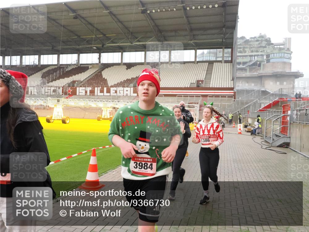 07.12.2025 - St. Pauli X-Mass-Run No. 15 Fabian Wolf http://msf.ph/oto/9366730 07.12.2025 10:21:11 Ziel 1386, 1407, 1898, 1900, 2173, 2565, 3984, 4338 meine-sportfotos.de