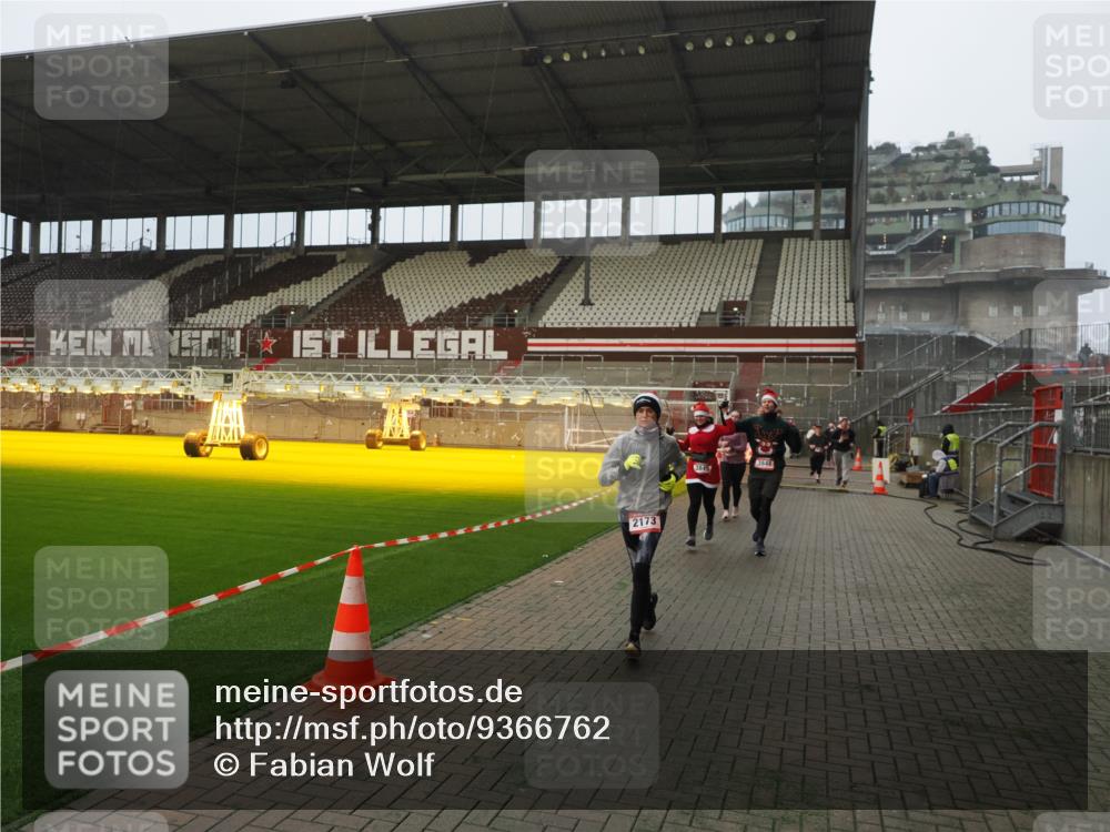 07.12.2025 - St. Pauli X-Mass-Run No. 15 Fabian Wolf http://msf.ph/oto/9366762 07.12.2025 10:21:18 Ziel 1326, 1386, 1407, 1898, 1900, 2173, 2565, 3062, 3384, 3540, 3541, 3848, 3849, 3984, 4117, 4338 meine-sportfotos.de
