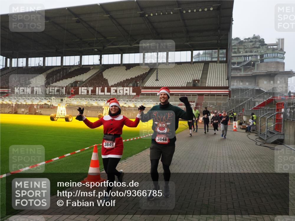 07.12.2025 - St. Pauli X-Mass-Run No. 15 Fabian Wolf http://msf.ph/oto/9366785 07.12.2025 10:21:20 Ziel 149, 1326, 1386, 1407, 1898, 1900, 2173, 2565, 3062, 3384, 3540, 3541, 3848, 3849, 3984, 4117, 4338 meine-sportfotos.de