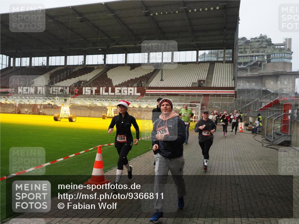 07.12.2025 - St. Pauli X-Mass-Run No. 15 Fabian Wolf http://msf.ph/oto/9366811 07.12.2025 10:21:24 Ziel 149, 270, 1326, 1407, 2173, 2927, 3062, 3091, 3384, 3540, 3541, 3848, 3849, 3984, 3988, 4117, 4338 meine-sportfotos.de