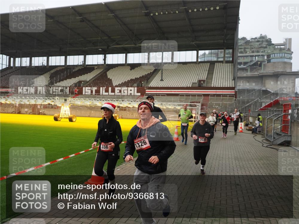 07.12.2025 - St. Pauli X-Mass-Run No. 15 Fabian Wolf http://msf.ph/oto/9366813 07.12.2025 10:21:24 Ziel 149, 270, 1326, 1407, 2173, 2927, 3062, 3091, 3384, 3540, 3541, 3848, 3849, 3984, 3988, 4117, 4338 meine-sportfotos.de