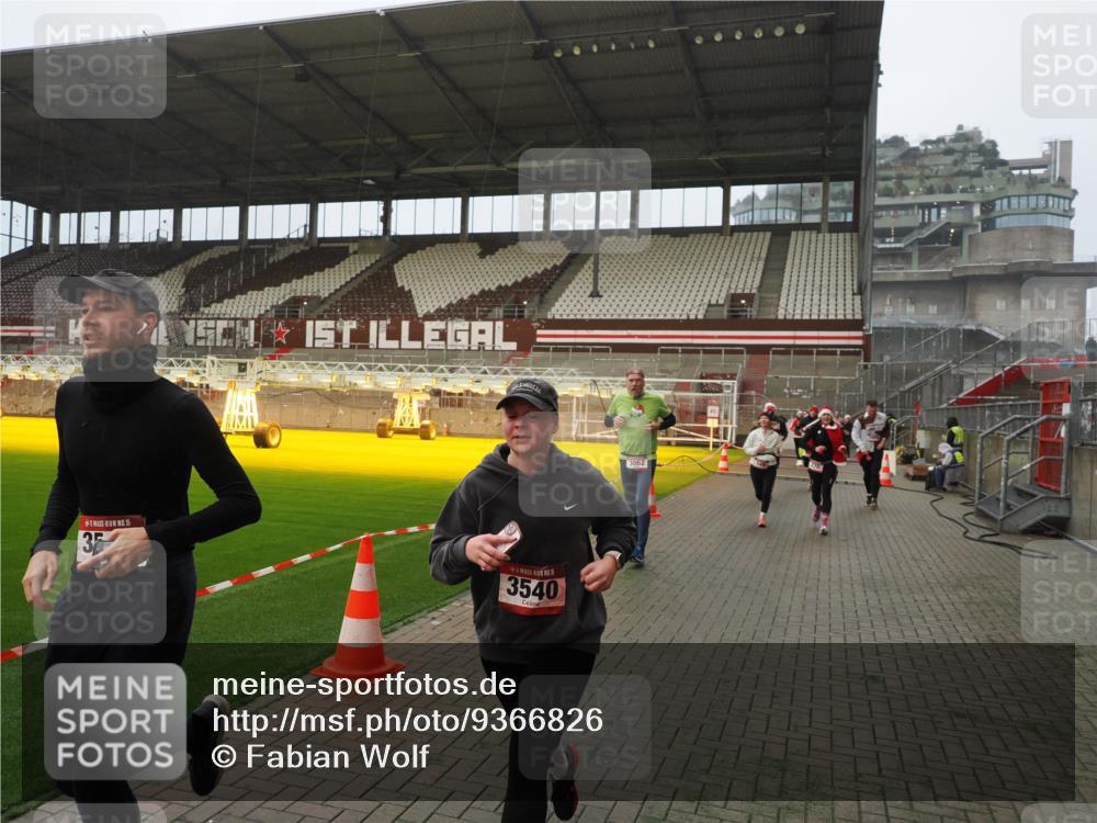 07.12.2025 - St. Pauli X-Mass-Run No. 15 Fabian Wolf http://msf.ph/oto/9366826 07.12.2025 10:21:25 Ziel 149, 270, 1326, 2173, 2927, 3062, 3091, 3384, 3540, 3541, 3848, 3849, 3984, 3988, 4117 meine-sportfotos.de