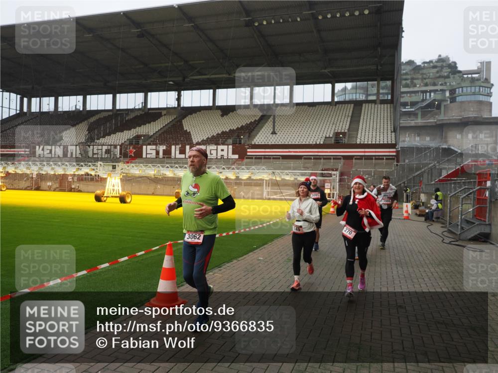 07.12.2025 - St. Pauli X-Mass-Run No. 15 Fabian Wolf http://msf.ph/oto/9366835 07.12.2025 10:21:28 Ziel 149, 270, 1326, 2173, 2927, 2997, 3062, 3091, 3384, 3540, 3541, 3848, 3849, 3988, 4117, 4169, 4170 meine-sportfotos.de