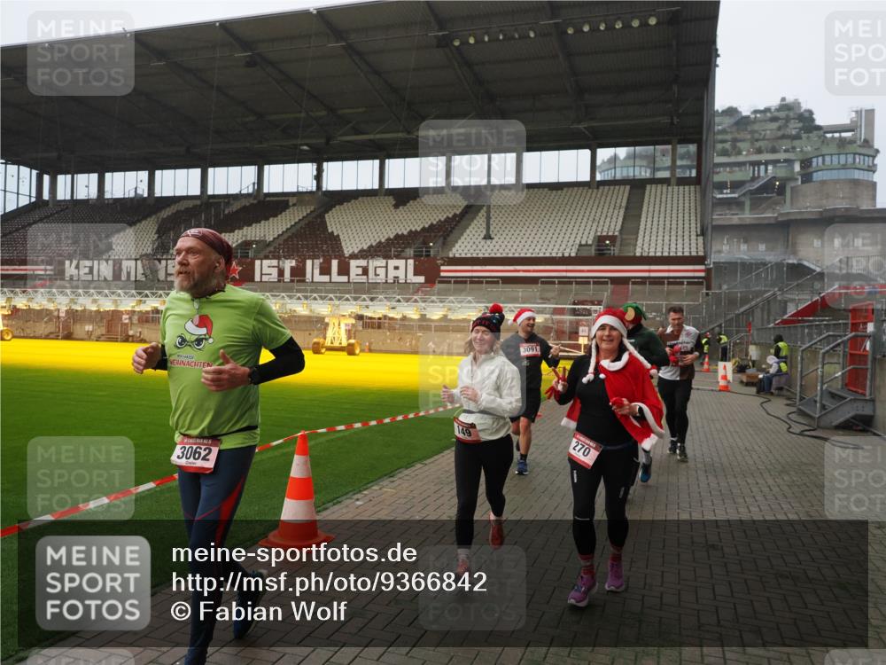 07.12.2025 - St. Pauli X-Mass-Run No. 15 Fabian Wolf http://msf.ph/oto/9366842 07.12.2025 10:21:28 Ziel 149, 270, 1326, 2173, 2927, 2997, 3062, 3091, 3384, 3540, 3541, 3848, 3849, 3988, 4117, 4169, 4170 meine-sportfotos.de
