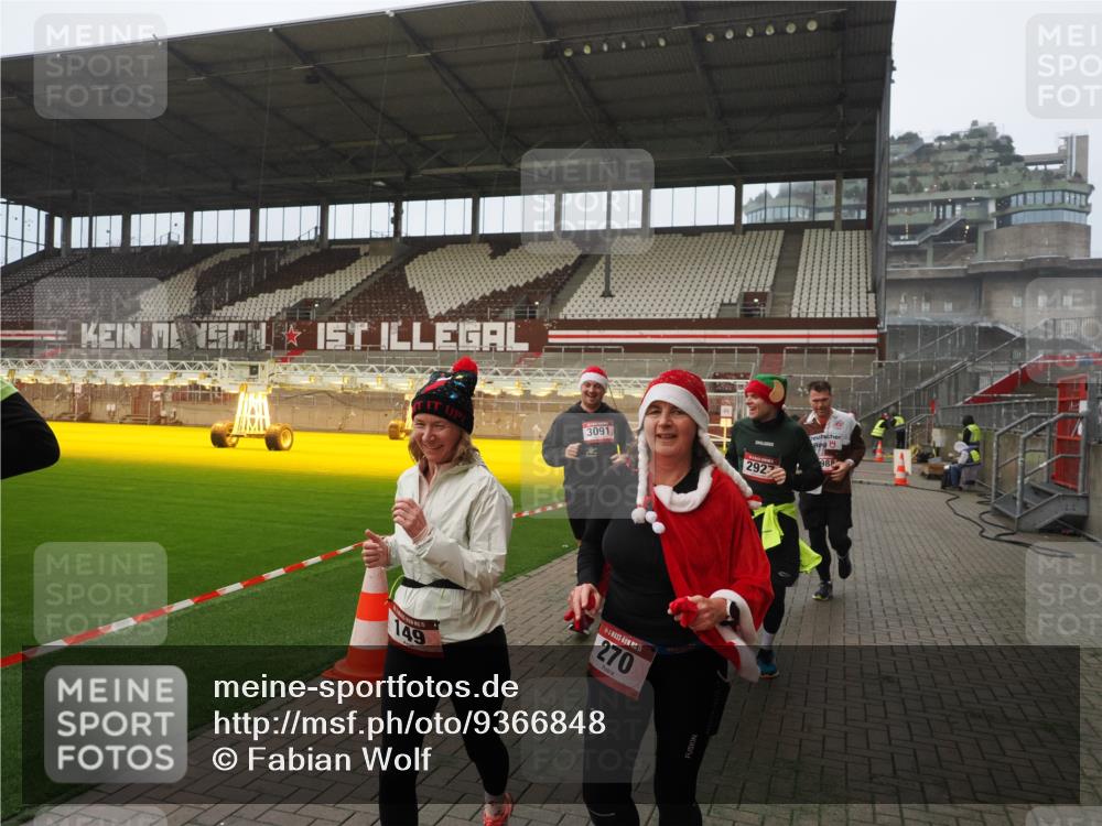 07.12.2025 - St. Pauli X-Mass-Run No. 15 Fabian Wolf http://msf.ph/oto/9366848 07.12.2025 10:21:29 Ziel 149, 270, 1326, 2173, 2927, 2997, 3062, 3091, 3384, 3540, 3541, 3848, 3849, 3988, 4117, 4158, 4169, 4170 meine-sportfotos.de