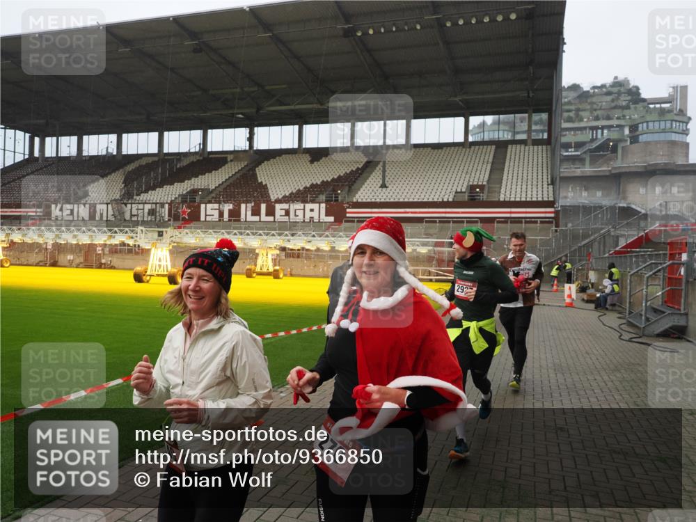 07.12.2025 - St. Pauli X-Mass-Run No. 15 Fabian Wolf http://msf.ph/oto/9366850 07.12.2025 10:21:29 Ziel 149, 270, 1326, 2173, 2927, 2997, 3062, 3091, 3384, 3540, 3541, 3848, 3849, 3988, 4117, 4158, 4169, 4170 meine-sportfotos.de