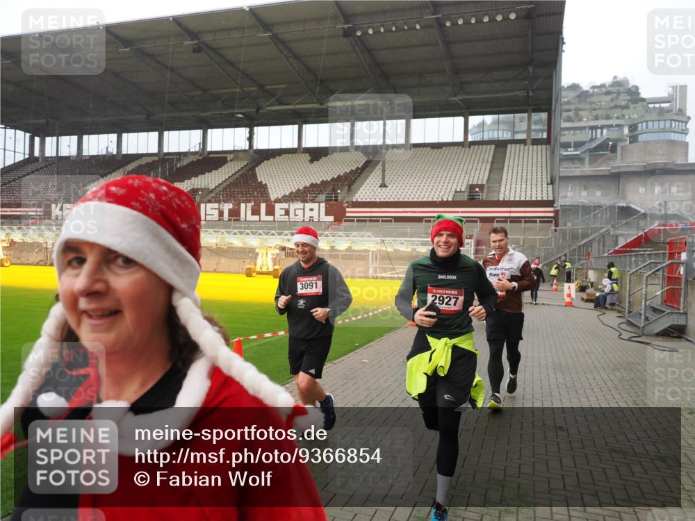 07.12.2025 - St. Pauli X-Mass-Run No. 15 Fabian Wolf http://msf.ph/oto/9366854 07.12.2025 10:21:29 Ziel 149, 270, 1326, 2173, 2927, 2997, 3062, 3091, 3384, 3540, 3541, 3848, 3849, 3988, 4117, 4158, 4169, 4170 meine-sportfotos.de