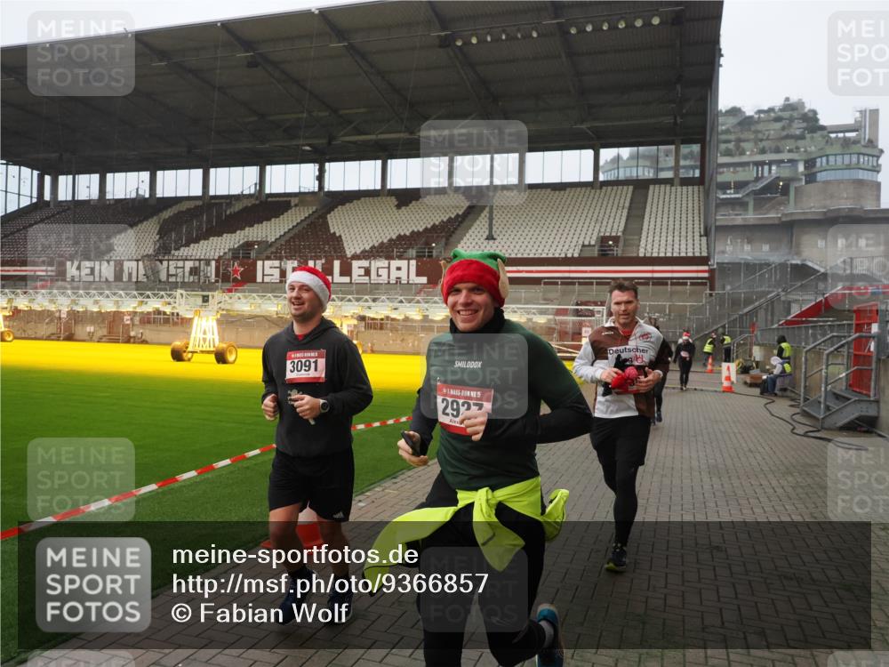 07.12.2025 - St. Pauli X-Mass-Run No. 15 Fabian Wolf http://msf.ph/oto/9366857 07.12.2025 10:21:30 Ziel 149, 270, 1326, 2173, 2927, 2997, 3062, 3091, 3384, 3540, 3541, 3848, 3849, 3988, 4117, 4158, 4169, 4170 meine-sportfotos.de